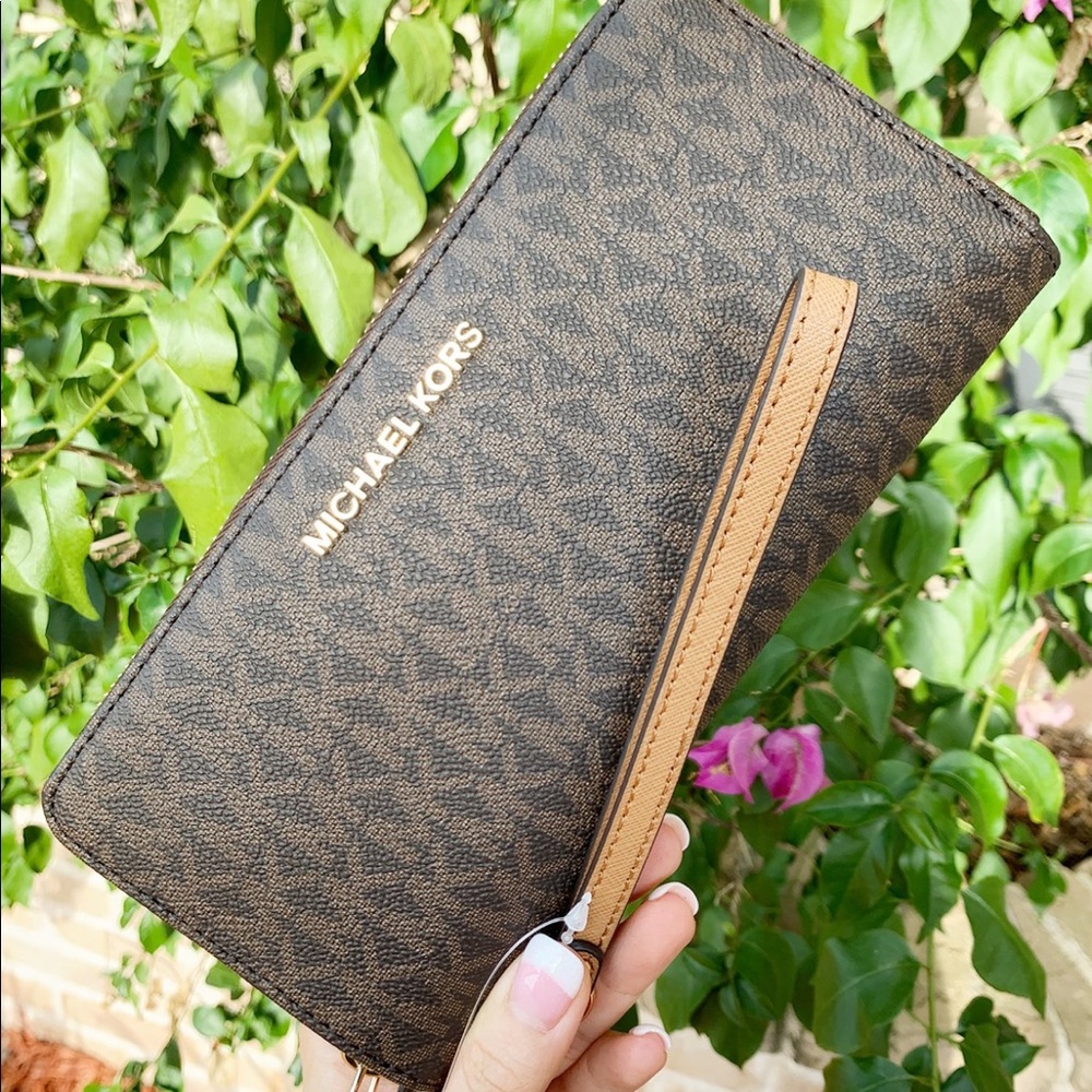 NWT💕Michael Kors Large Wallet wristlet brown